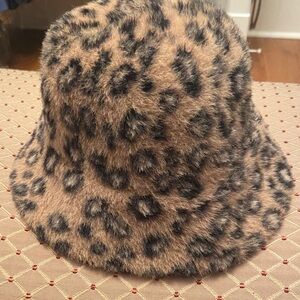 Vince Camuto Tan and Black Leopard hat .Very soft and warm faux fur. Adjustable
